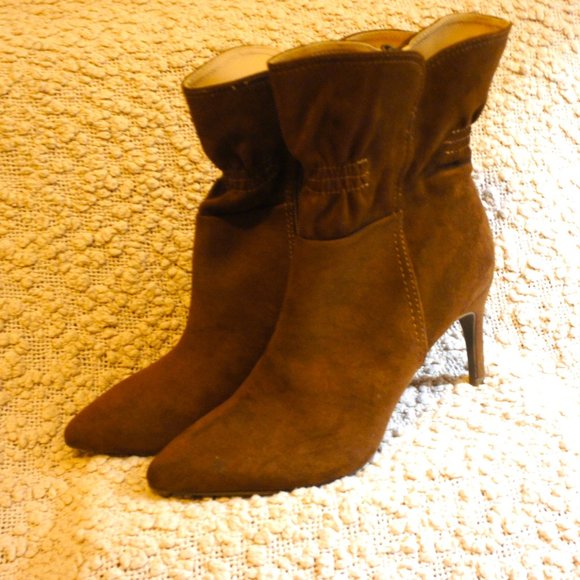 SALE  ....Trendy Chic Brown Suede Scoop NYC Heel Booties/Short Boots Sz 10 - Picture 1 of 4
